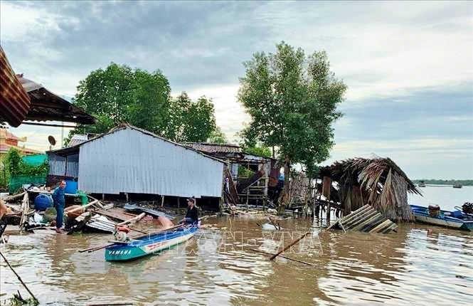 Ngày 5/7, sạt lở đất ven sông làm thiệt hại 4 nhà dân tại huyện Năm Căn (Cà Mau). Ảnh: TTXVN