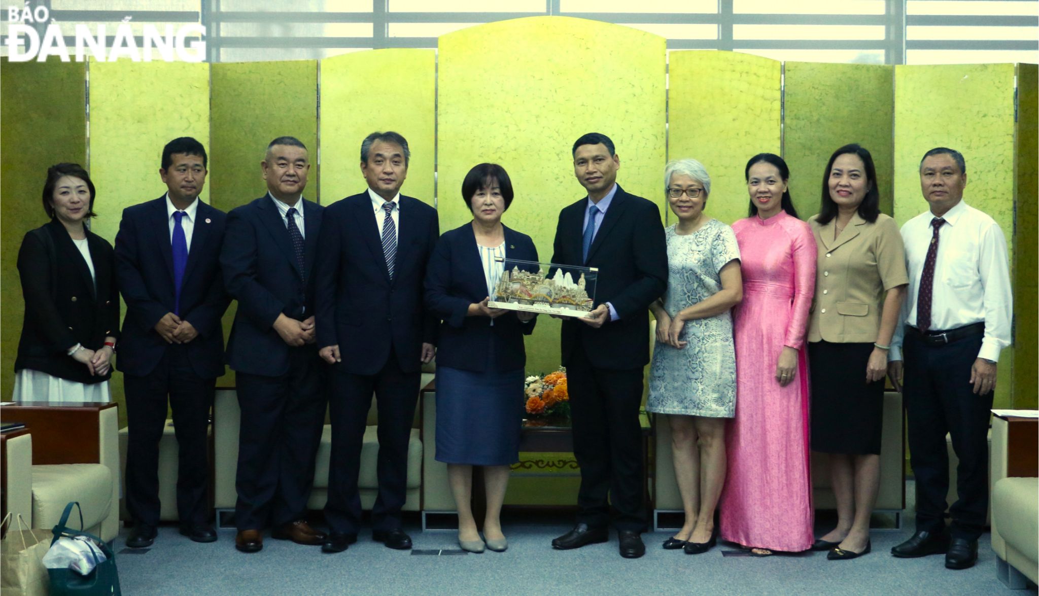Phó Chủ tịch Thường trực UBND thành phố Hồ Kỳ Minh (thứ 5, từ phải sang) tặng quà lưu niệm cho Phó Thị trưởng thành phố Kisarazu (Nhật Bản) Sachiko Tanaka (thứ 5, từ trái sang)