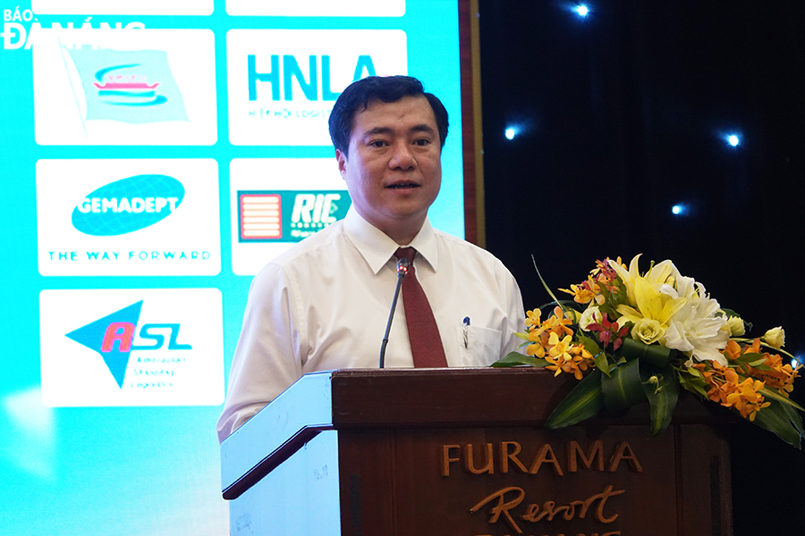 Deputy Minister of Industry and Trade Nguyen Sinh Nhat Tan speaking at the conference