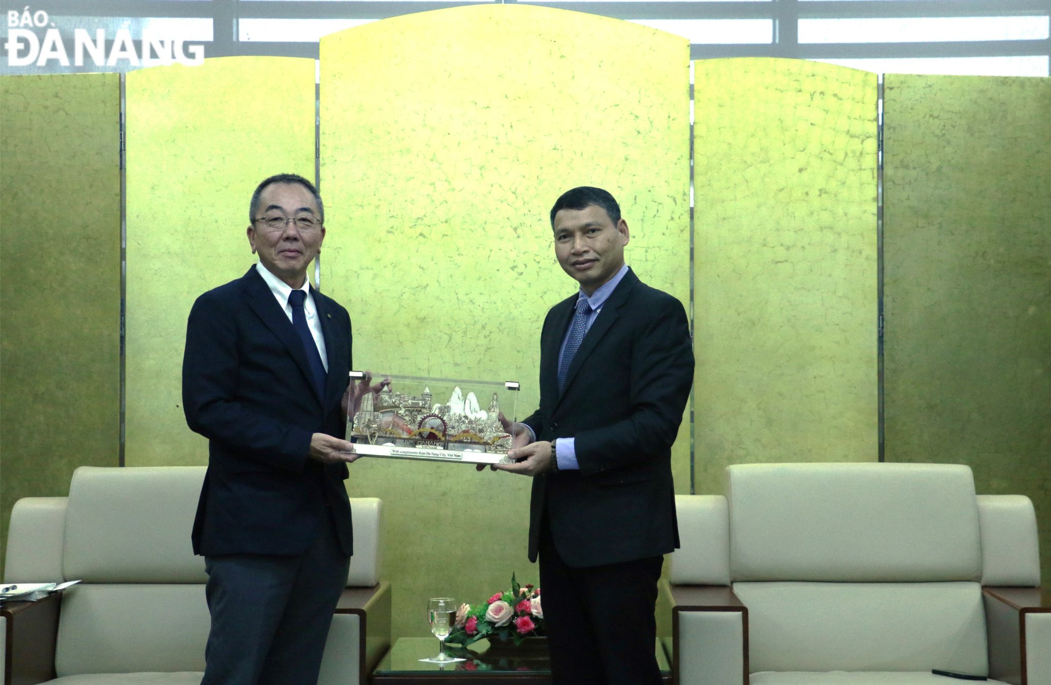 Vice Chairman of the Da Nang People's Committee Ho Ky Minh (right) presenting a souvenir to the Deputy Mayor of Japan's Mimasaka City Haruna Nobuaki. Photo: T.PHUONG