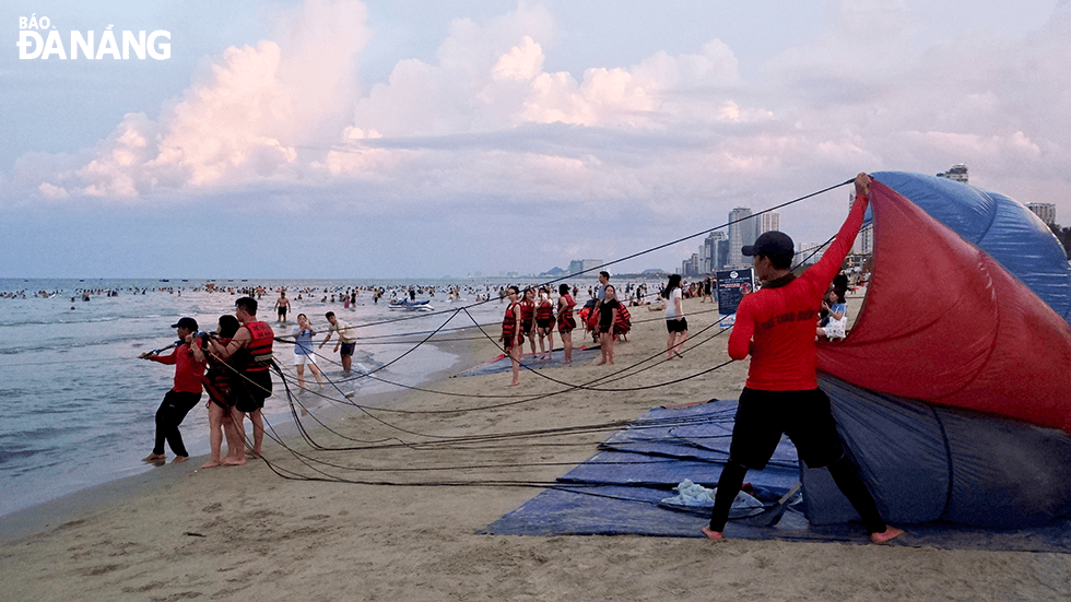 Tại bãi biển Mỹ Khê, dịch vụ cano kéo dù bay được nhiều du khách yêu thích và hào hứng trải nghiệm.