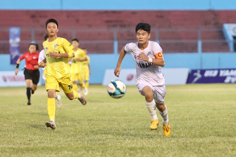 Trận chung kết giữa U13 Sông Lam Nghệ An và U13 Hồng Lĩnh Hà Tĩnh diễn ra kịch tích.