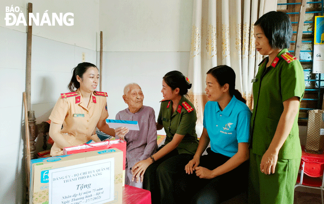 Hội Phụ nữ Công an thành phố thăm hỏi, tặng quà Bà mẹ Việt Nam anh hùng trên địa bàn huyện Hòa Vang.  Ảnh: C.A