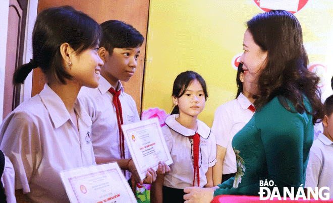 Vice President Vo Thi Anh Xuan awarded scholarships to poor studious pupils. Photo: NGOC HA