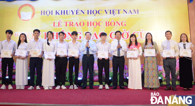 Deputy Secretary of the Da Nang Party Committee cum Chairman of the municipal People's Council Luong Nguyen Minh Triet (5th from the right) awarded scholarships to outstanding examples. Photo: N.H