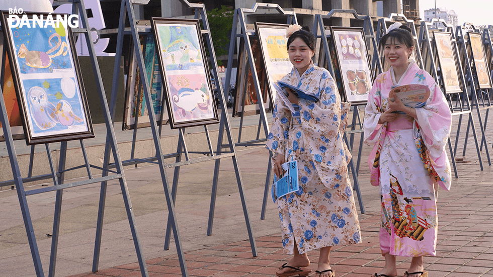 Vietnamese girls in Yukata (a Japanese traditional costume) at the Viet Nam - Japan Festival