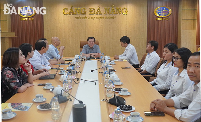 Deputy Minister Nguyen Sinh Nhat Tan worked with leaders of Da Nang Port. Photo: T. L.