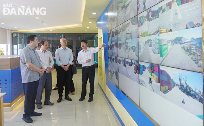 Deputy Minister Nguyen Sinh Nhat Tan (left) visits the Information Technology Department of the Da Nang Port. Photo: T.L