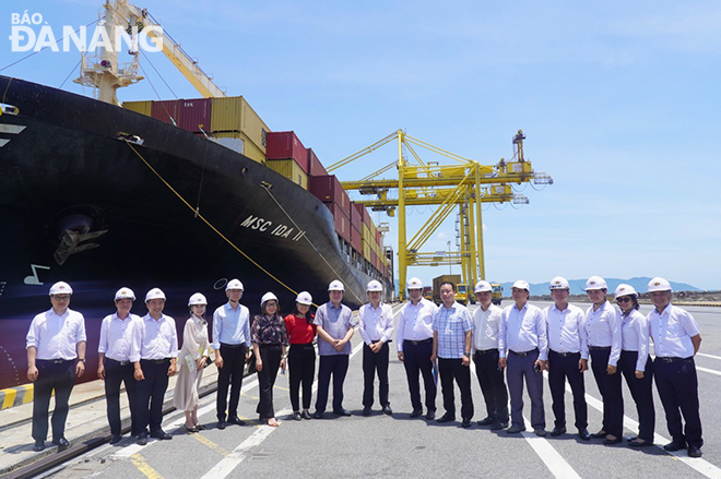 The delegation of the Ministry of Industry and Trade visited the Tien Sa Port. Photo: T.L