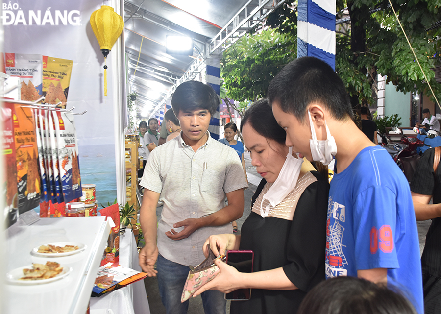 Trong buổi khai mạc, các gian hàng OCOP thu hút rất đông sự quan tâm của người dân địa phương và du khách. Ảnh: THU HÀ