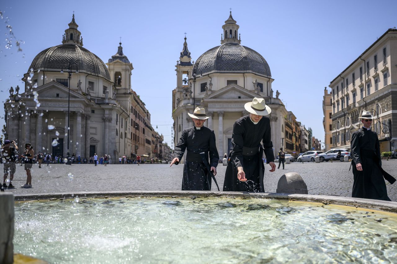 Người dân giải nhiệt tại quảng trường Piazza del Popolo ở Rome ngày 10/7. Ảnh: Getty Images