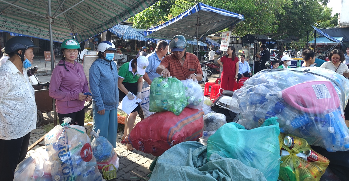 Người dân và hội viên các hội, đoàn thể phường Mỹ An (quận Ngũ Hành Sơn) sôi nổi tham gia ngày hội thu gom rác thải nhựa, bao ni lông và các sản phẩm tái chế sau phân loại rác tại nguồn. Ảnh: HOÀNG HIỆP