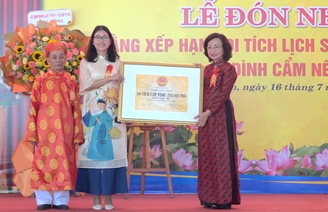 Vice Chairwoman of the Da Nang People's Committee Ngo Thi Kim Yen (right) presenting the municipal-level Historical Relic Certificate to the representative of the People's Committee of Hoa Tien Commune.