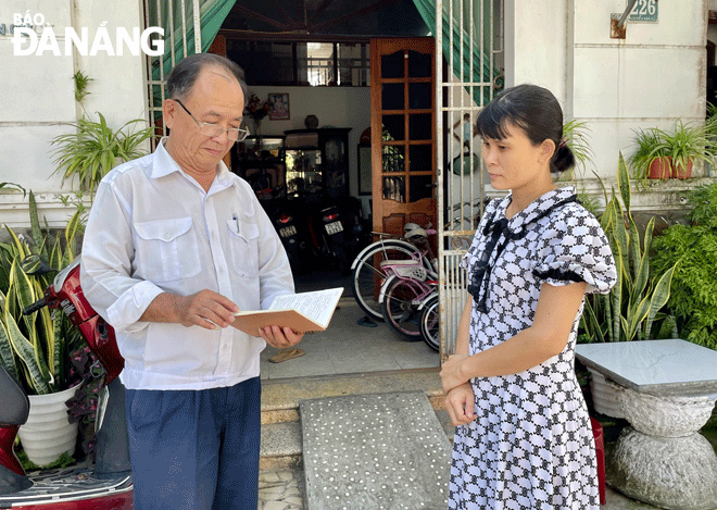 Ông Mai Văn Tùng (bên trái) nỗ lực vận động người dân tích cực tham gia phòng, chống tội phạm và giữ gìn vệ sinh môi trường. Ảnh: N.Q