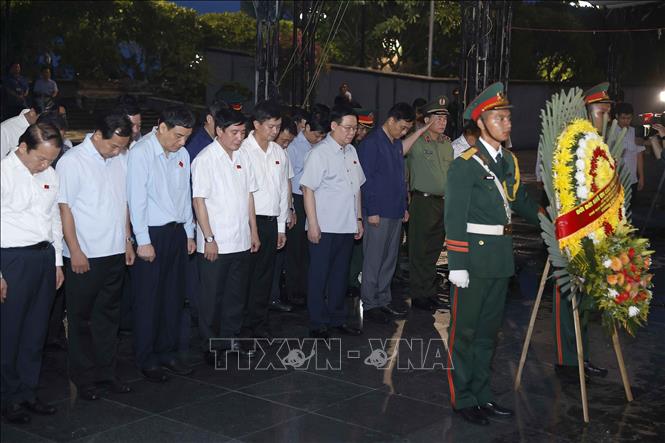 Chủ tịch Quốc hội Vương Đình Huệ đến dâng hương, dâng hoa tưởng niệm tại Nghĩa trang Liệt sỹ Quốc gia Đường 9. Ảnh: Doãn Tấn/TTXVN