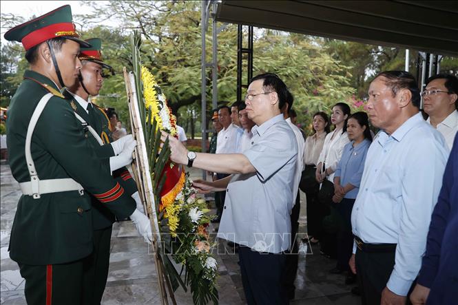 Chủ tịch Quốc hội Vương Đình Huệ đến dâng hương, dâng hoa tại Nghĩa trang Liệt sỹ Quốc gia Trường Sơn. Ảnh: Doãn Tấn/TTXVN