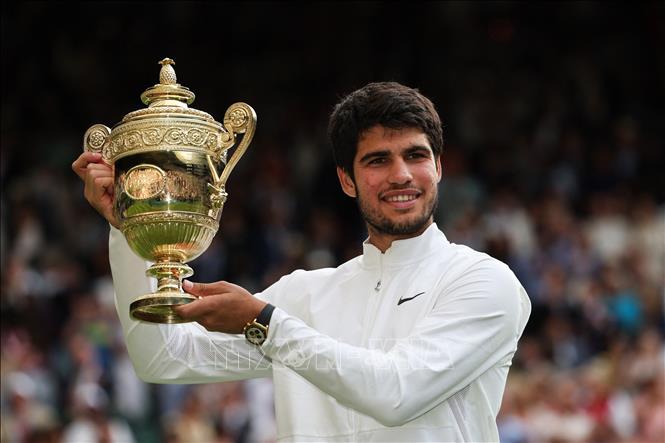 Tay vợt trẻ Carlos Alcaraz lần đầu tiên đăng quang Wimbledon, ngày 16/7. Ảnh: AFP/TTXVN