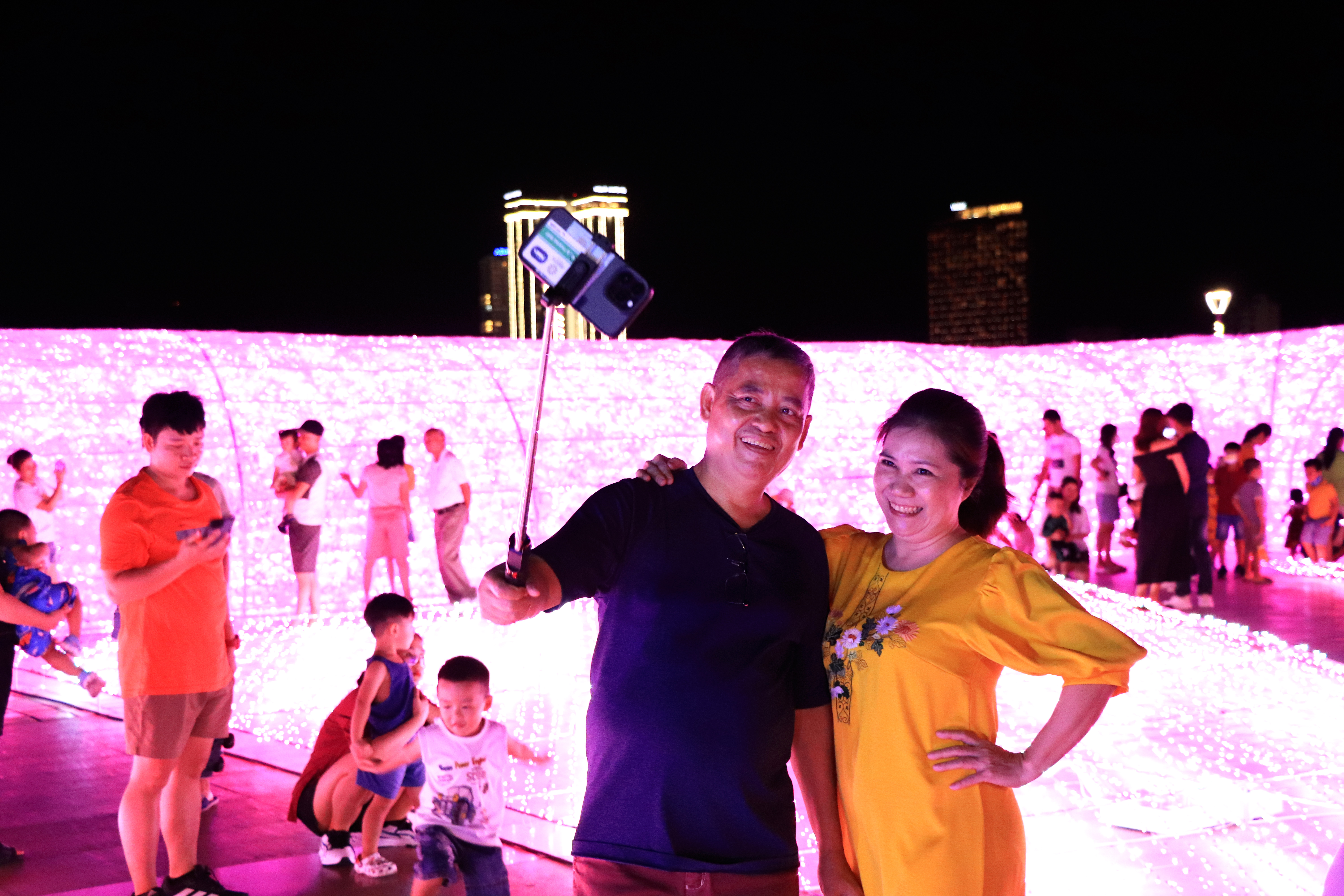 The artistic lighting space at the western bank of the Rong (Dragon) Bridge attracts lots of people