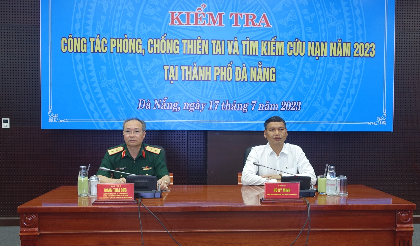 Trung tướng Doãn Thái Đức (trái) và Phó Chủ tịch Thường trực UBND thành phố Đà Nẵng Hồ Kỳ Minh (phải) tại buổi kiểm tra công tác phòng chống thiên tai, tìm kiếm cứu nạn trên địa bàn thành phố năm 2023. Ảnh: HOÀNG HIỆP