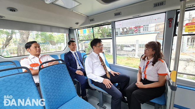 Mr. Dang Nam Son (in white shirt), Deputy Director of the Da Nang Department of Transport, experiencing the subsidised bus. Photo: THANH LAN
