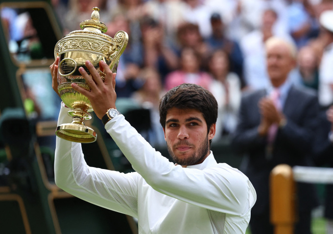 Carlos Alcaraz nâng cao danh hiệu vô địch Wimbledon 2023. Ảnh: Reuters	