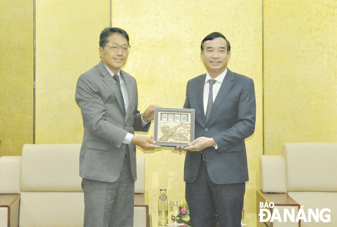 Da Nang People's Committee Chairman Le Trung Chinh (right) presenting a souvenir to Mr. Keisuke Koshijima, Representative Director of the Indochina Kajima Development Co. Ltd. and Executive Vice President of Japan’s Kajima Corporation. Photo: THANH LAN