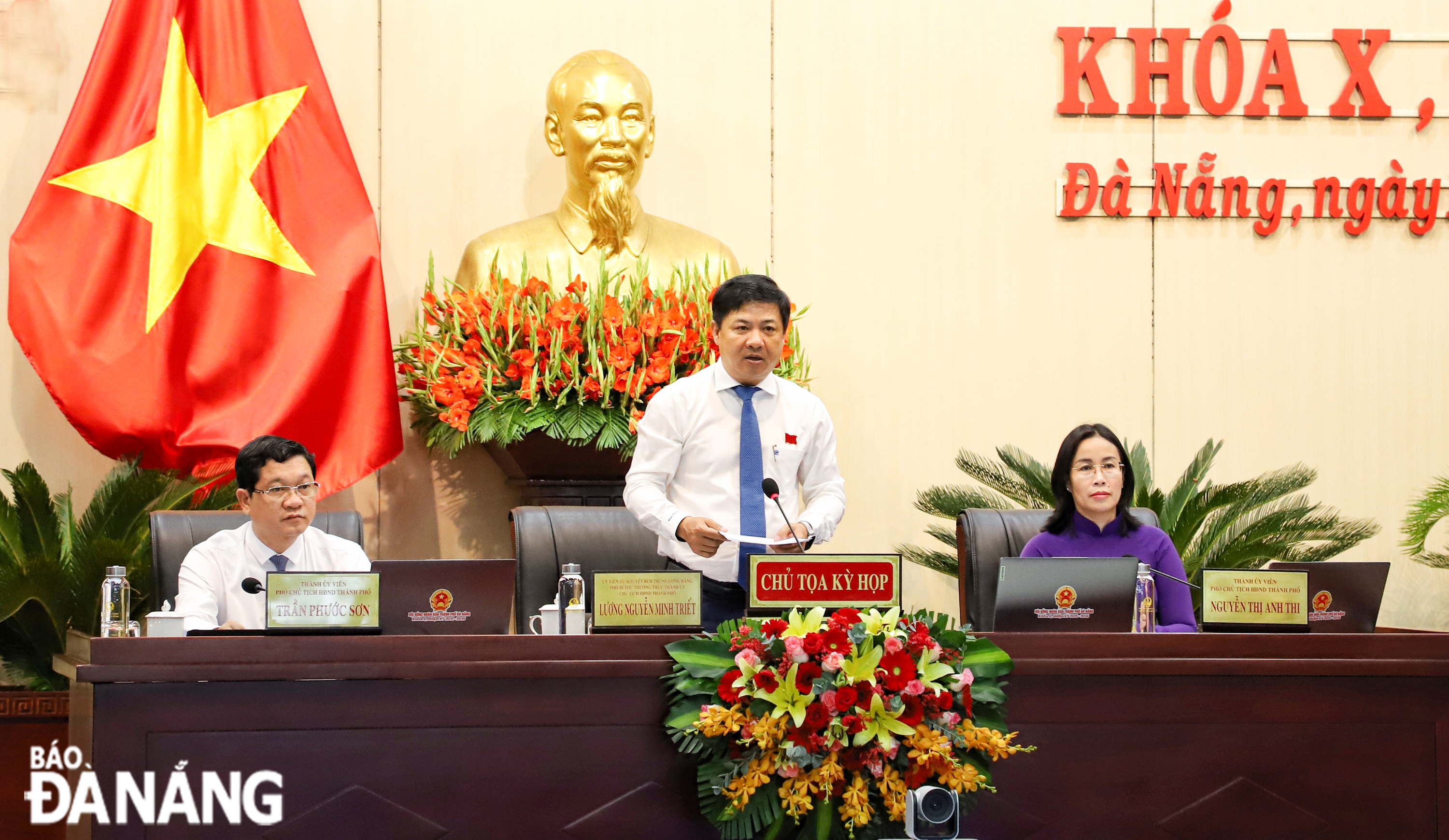 Chủ tịch HĐND thành phố Lương Nguyễn Minh Triết (giữa) và các Phó Chủ tịch HĐND thành phố đồng chủ trì hội nghị. Ảnh: NGỌC PHÚ