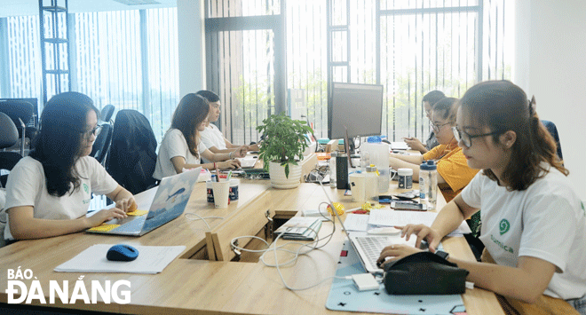 IN THE PHOTO: A group of young workers participating in digital economy activities. Photo: GIA PHUC