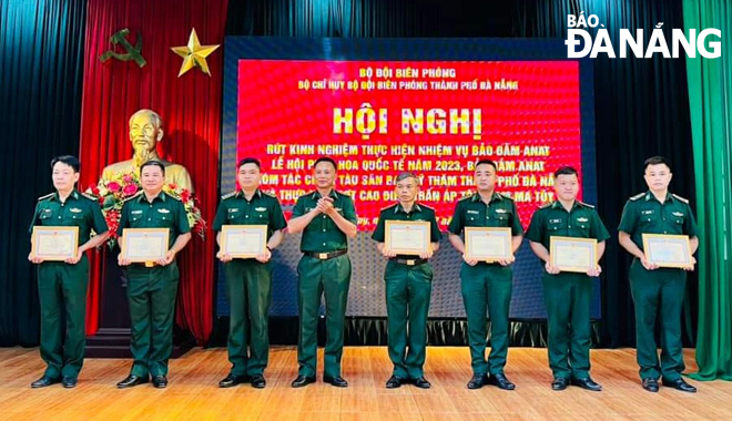 Đại úy Hoàng Xuân Quý (thứ 3 từ phải sang) nhận Giấy khen của Bộ Chỉ huy BĐBP thành phố Đà Nẵng