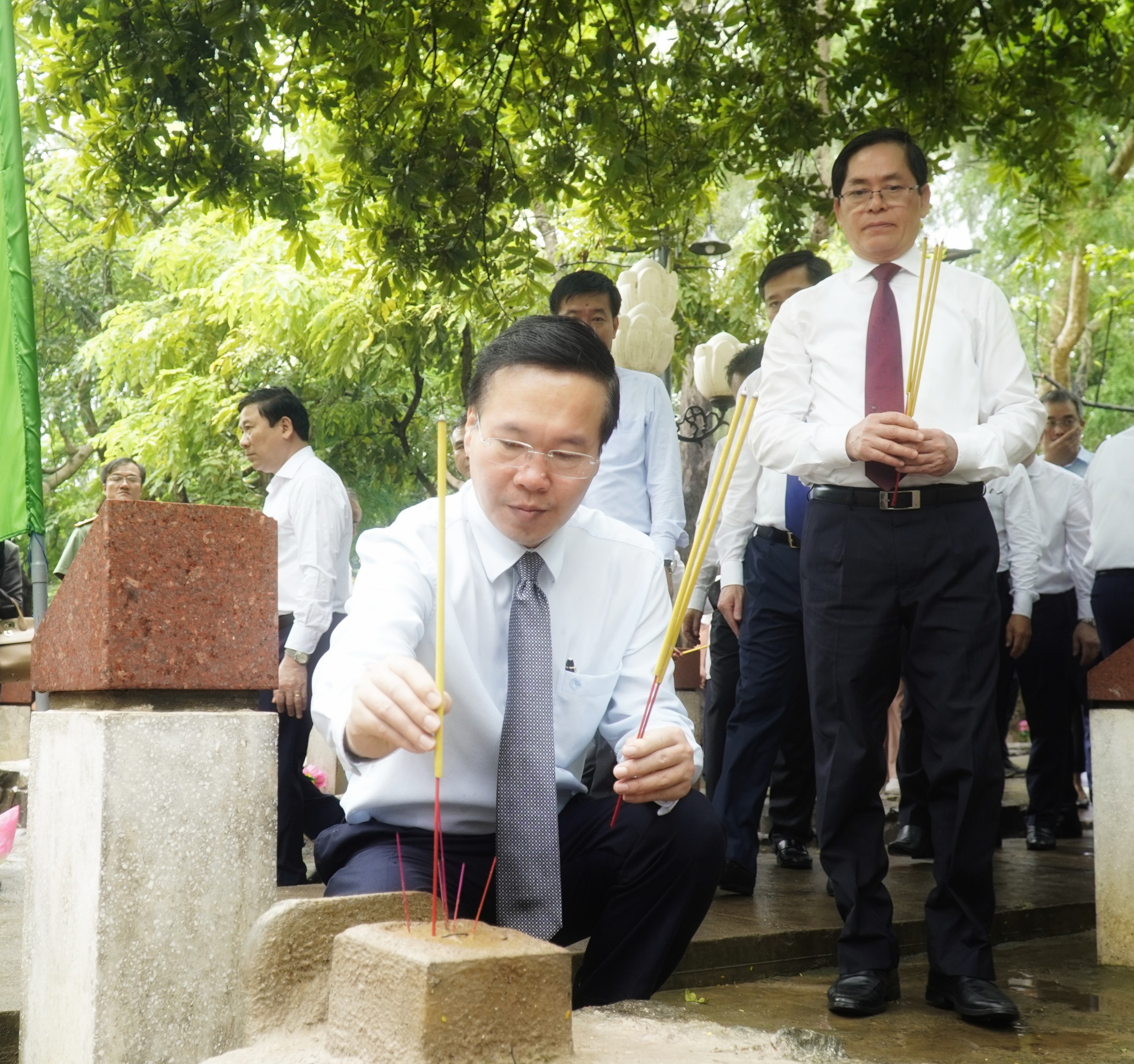 Ông Võ Văn Thưởng, Ủy viên Bộ Chính trị, Chủ tịch nước Cộng hòa xã hội chủ nghĩa Việt Nam; ông Phạm Viết Thanh, Ủy viên Trung ương Đảng, Bí thư Tỉnh ủy, Chủ tịch HĐND tỉnh thành kính dâng hương tại phần mộ liệt sĩ.