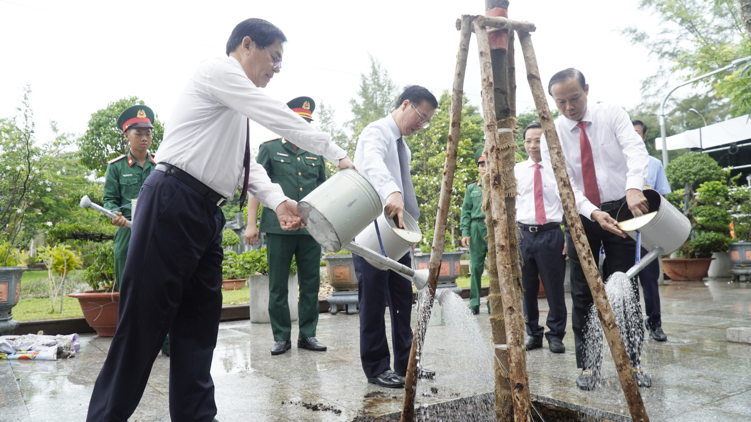 Ông Võ Văn Thưởng, Ủy viên Bộ Chính trị, Chủ tịch nước Cộng hòa xã hội chủ nghĩa Việt Nam và lãnh đạo tỉnh Bà Rịa-Vũng Tàu trồng cây lưu niệm.