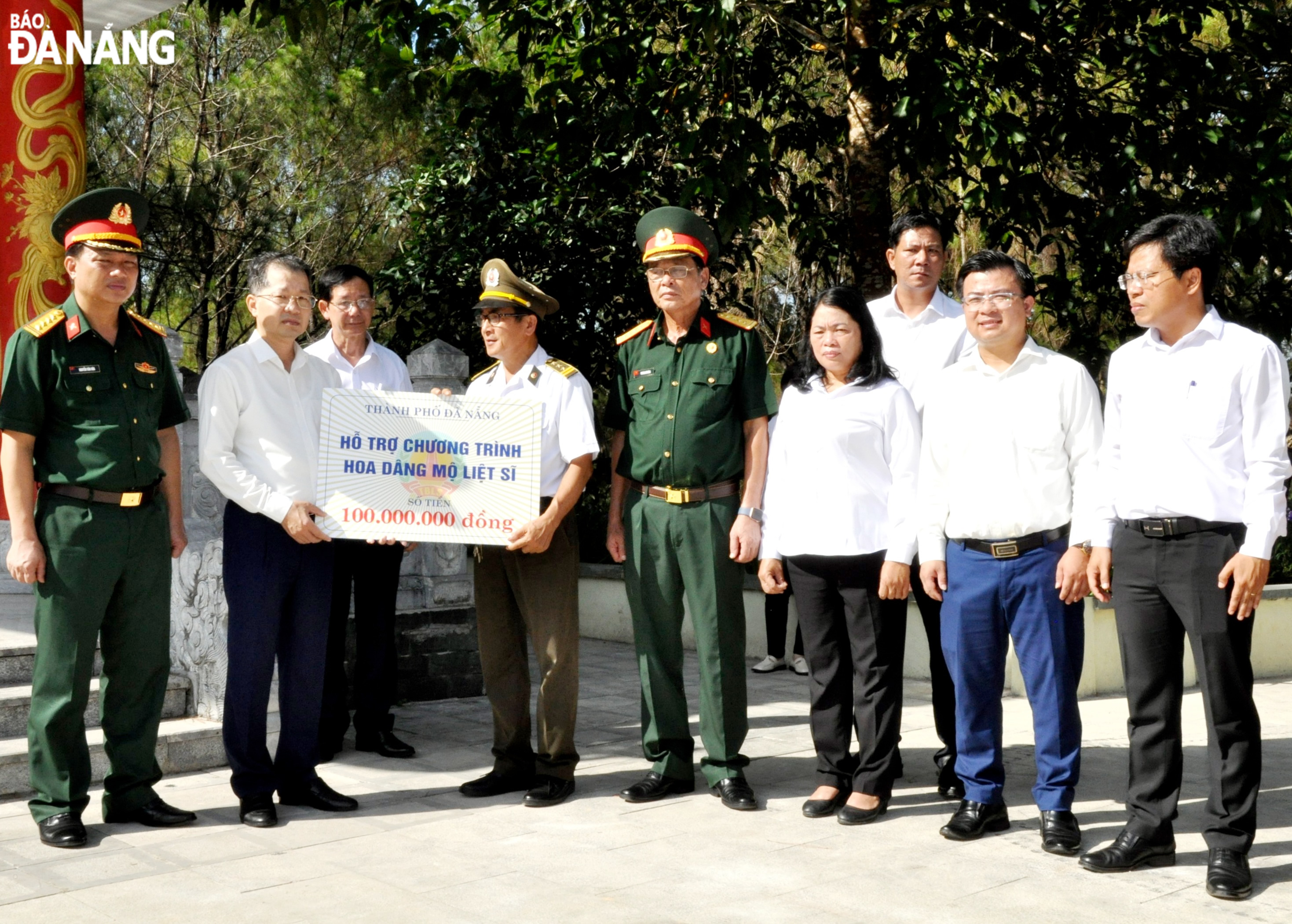 Bí thư Thành ủy Nguyễn Văn Quảng (thứ 2, trái sang) trao số tiền thành phố Đà Nẵng hỗ trợ chương trình “Hoa dân liệt sĩ” tại Nghĩa trang Liệt sĩ quốc gia Trường Sơn và Nghĩa trang Liệt sĩ quốc gia Đường 9. Ảnh: LÊ HÙNG