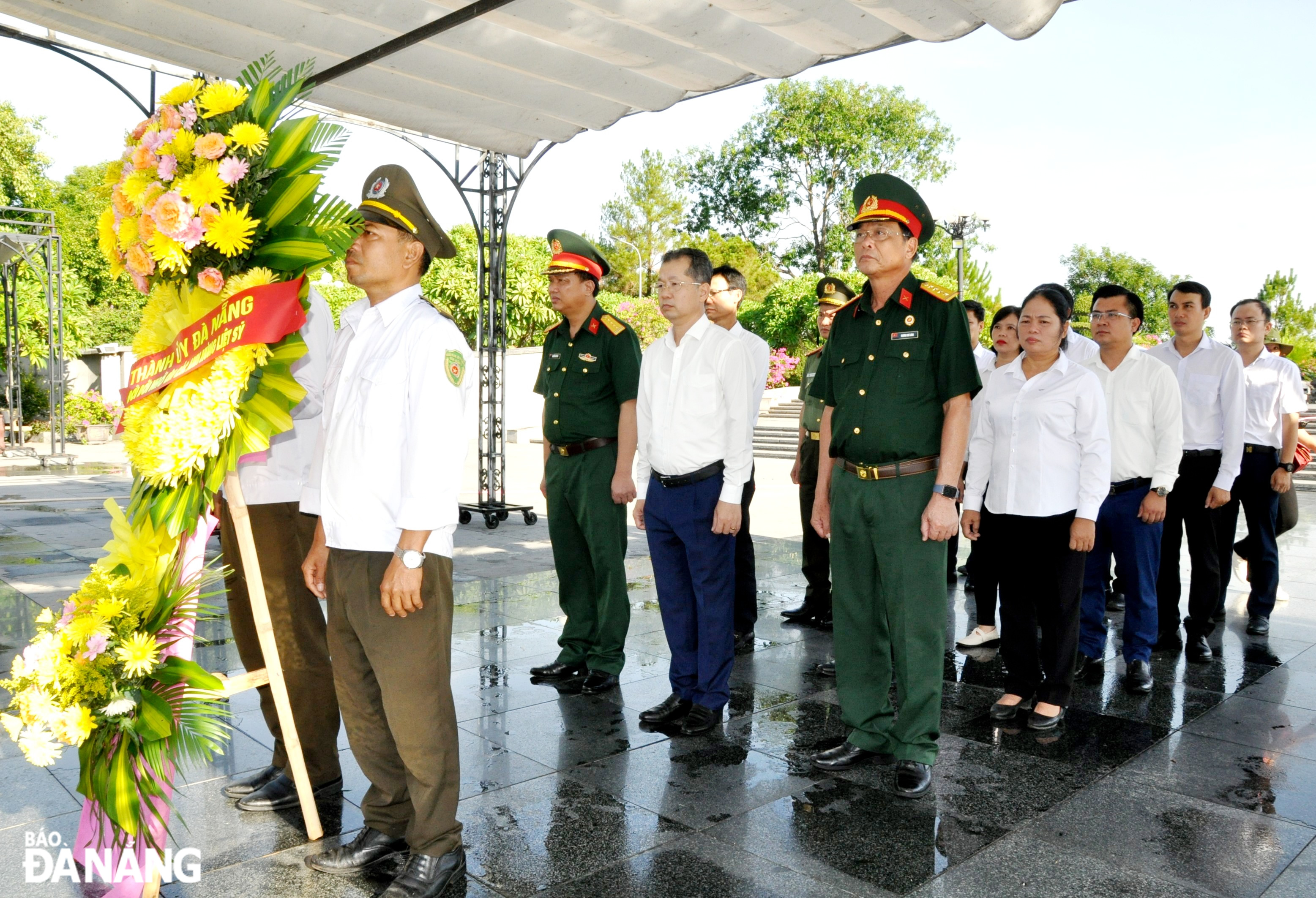 Secretary Nguyen Van Quang and the Da Nang delegation laid a wreath in memory of heroes and martyrs at the Road 9 National Martyrs' Cemetery. Photo: LE HUNG