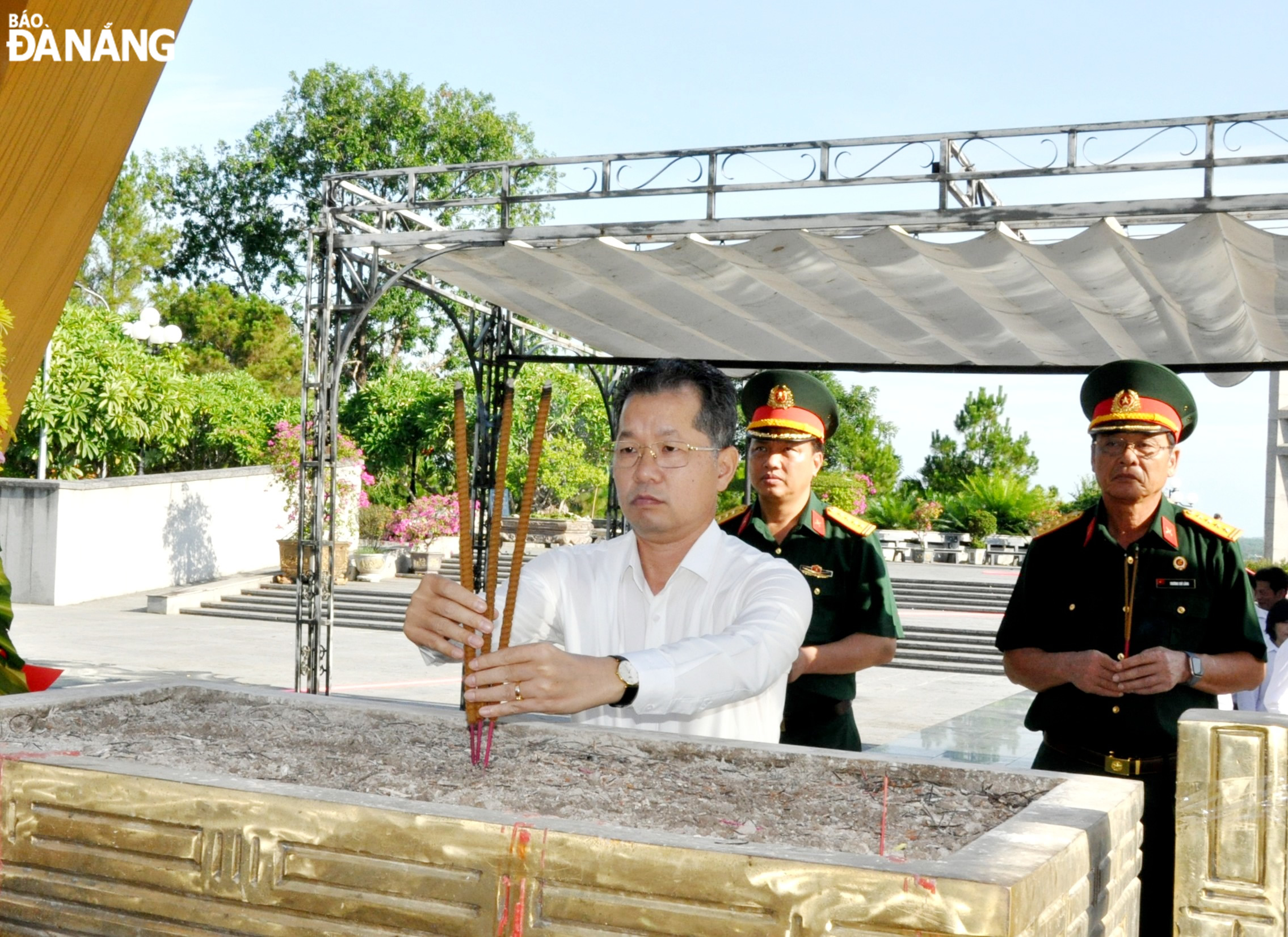 Secretary of the Da Nang Party Committee Nguyen Van Quang burned incense in memory of heroes and martyrs. Photo: LE HUNG