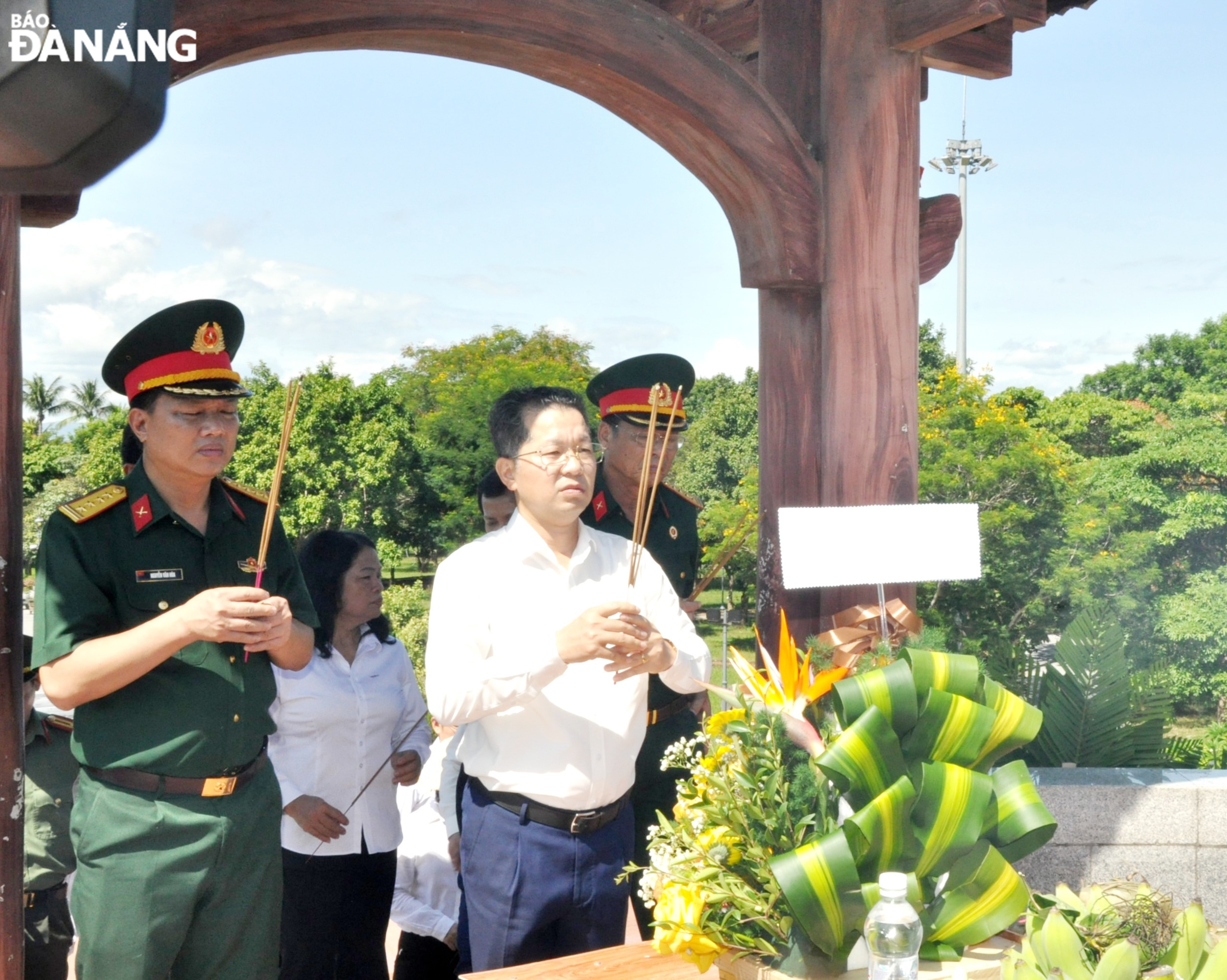 Secretary Nguyen Van Quang offered incense to commemorate  heroes and martyrs who sacrificed their lives in the fight to protect the Quang Tri Ancient Citadel. Photo: LE HUNG