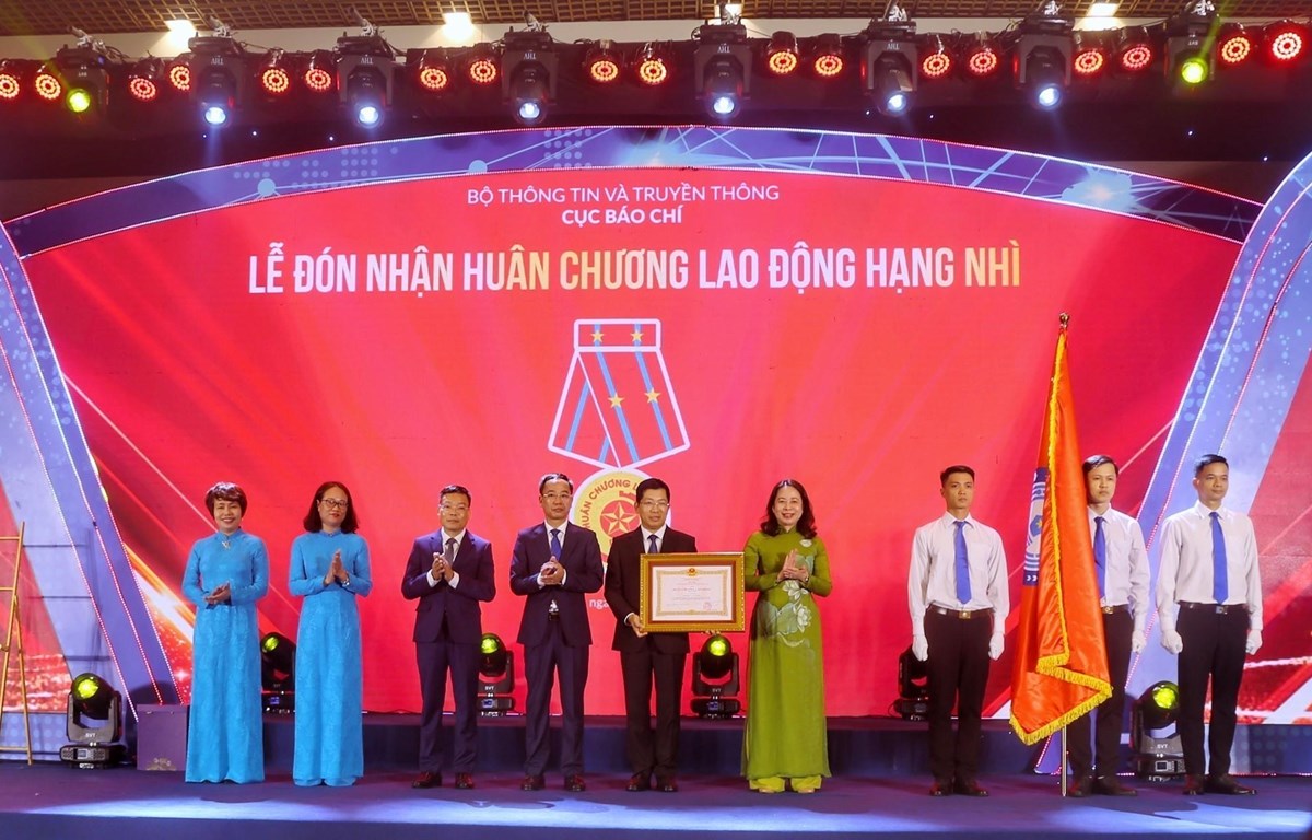 Phó Chủ tịch nước Võ Thị Ánh Xuân trao Huân chương Lao động hạng Nhì cho đại diện Cục Báo chí. (Ảnh: Tuấn Đức/TTXVN)