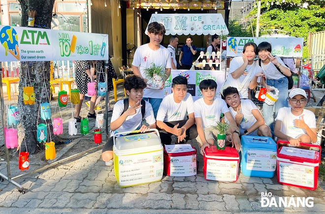 A group of students together contributed money to buy ice cream and then sold it to raise fund for needy children in Quang Binh Province during the upcoming Mid-Autumn Festival.