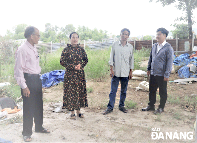 Phong trào thi đua “Dân vận khéo” được huyện Hòa Vang triển khai sâu rộng, trên tất cả lĩnh vực. Trong ảnh: Người dân thôn Phú Sơn Nam, Hòa Khương được vận động hiến đất để phục vụ dự án đường vào Nghĩa trang liệt sĩ thành phố Đà Nẵng. Ảnh: ĐẮC MẠNH