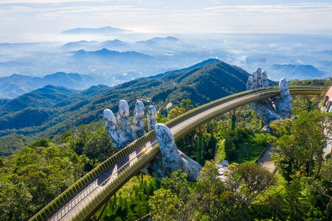 Cầu Vàng tại khu du lịch Sun World Ba Na Hills, Đà Nẵng.