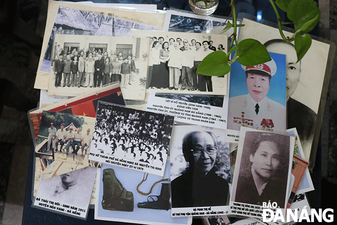 Những bức ảnh về đồng đội được Anh hùng lực lượng vũ trang nhân dân Hồ Thị Kim Thanh giữ gìn như kỷ vật của cuộc đời. Ảnh: T.Y