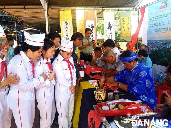 The calligraphy booth run by Ngu Hanh Son District Chapter of the Da Nang Han Nom Association in a bid to reshape the culture of letter writing at the Quan The Am (Avalokitesvara) Festival 2023, and it was very attractive to young people. Photo: DOAN HAO LUONG