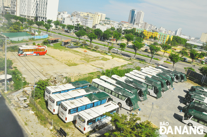 Here is a temporary parking lot on Vo Van Kiet Street, Son Tra District, Da Nang. Photo: THANH LAN