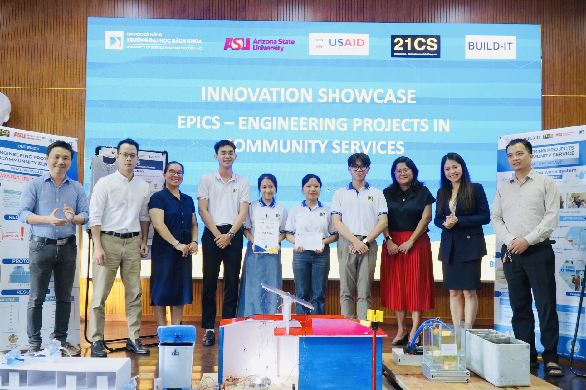 Members of the Water Ice team and their lecturers receiving the first prize at the Global Epics Innovation Showcase 2023. Photo: H.T.V