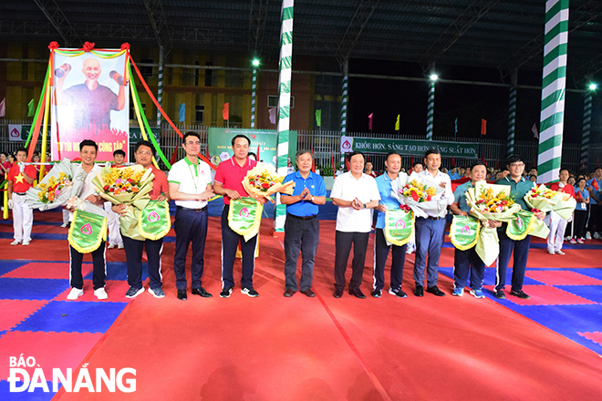 Phó Chủ tịch Thường trực Công đoàn Ngân hàng Việt Nam Nguyễn Văn Tân., Phó Chủ tịch Thường trực UBND thành phố Hồ Kỳ Minh cùng các thành viên ban tổ chức tặng hoa và cờ lưu niệm cho các đoàn vận động viên dự hội thao.