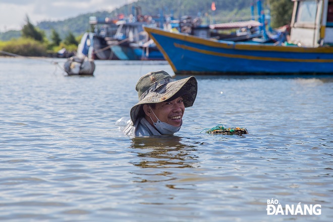 To catch large-sized 'so phi', people have to soak in brackish water from noon to evening.