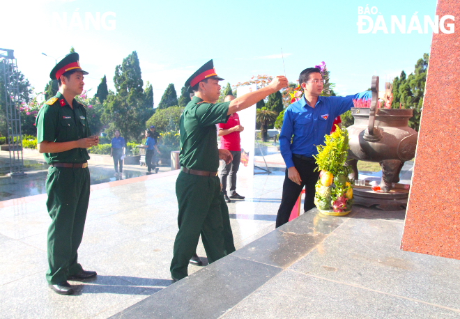 Lãnh đạo Thành Đoàn phối hợp các đơn vị liên quan viếng hương tại Nghĩa trang Liệt sĩ thành phố (xã Hòa Khương, huyện Hòa Vang) vào sáng 22-7. Ảnh: N.Q