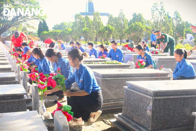 Thành Đoàn phối hợp chi nhánh Viettel Đà Nẵng thay mới toàn bộ hoa sen tại Nghĩa trang Liệt sĩ thành phố vào sáng 22-7. Ảnh: N.Q