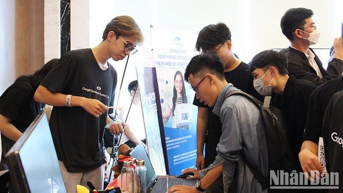 Programmers experience new technologies at Google I/O Extended Mien Trung booths. Photo: Nhan Dan Newspaper