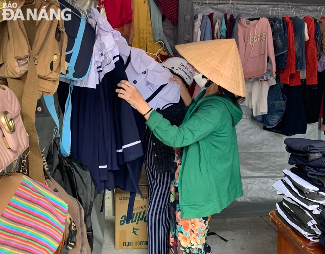 Women choosing used clothes at the fair. Photo: M.Q