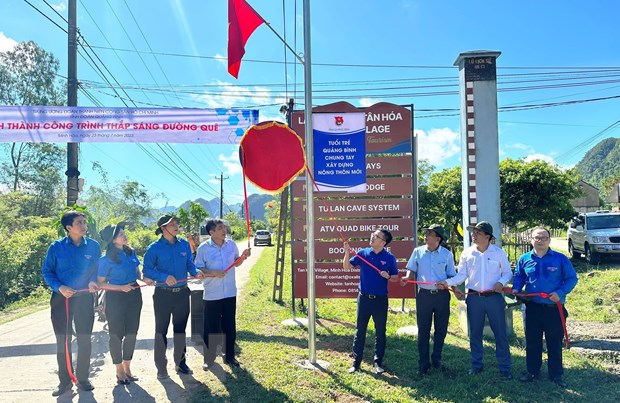 Các đại biểu thực hiện nghi thức khánh thành Công trình thắp sáng đường quê. (Ảnh: Võ Dung/TTXVN)